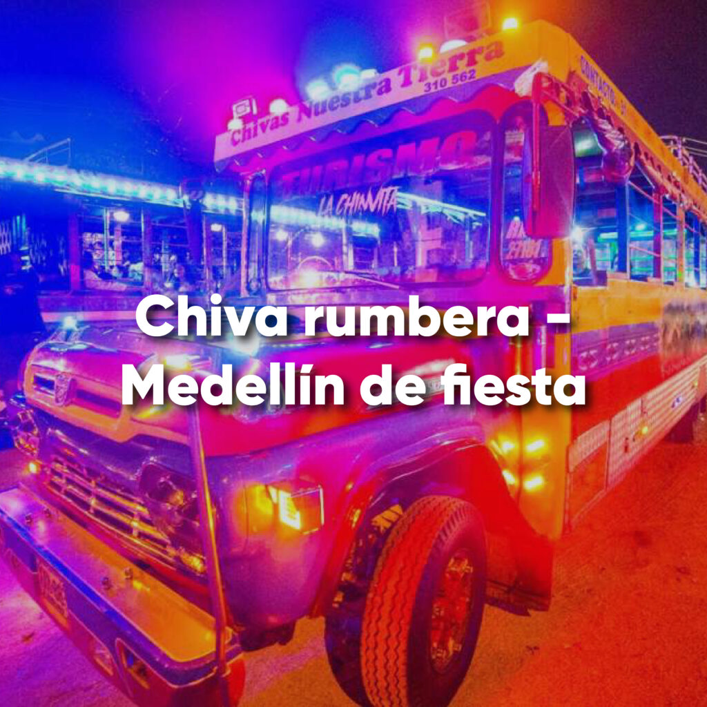 Chiva rumbera de Medellín decorada y llena de música y fiesta.