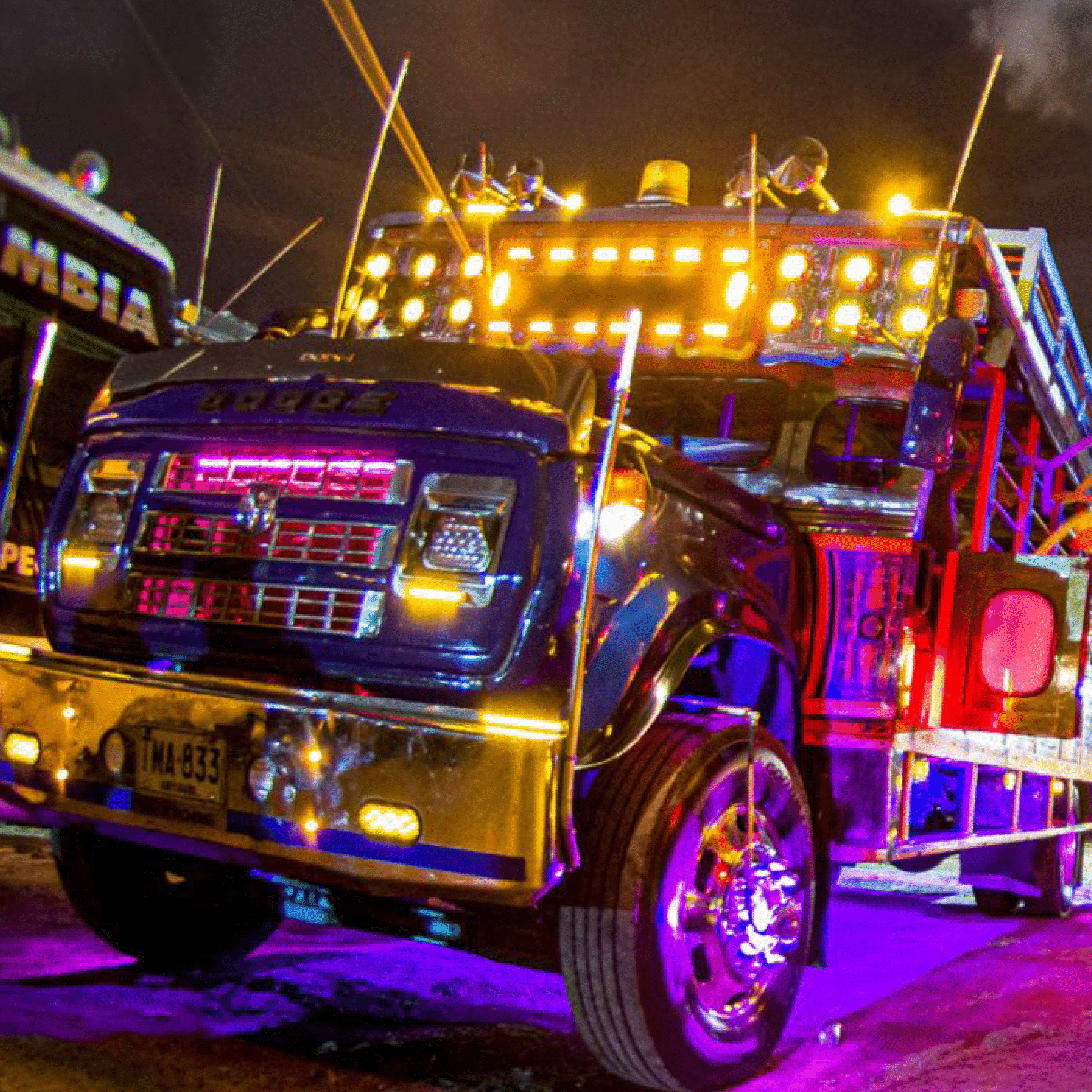 Chiva rumbera en Medellín, recorrido nocturno con música, luces y ambiente festivo típico de la cultura paisa.