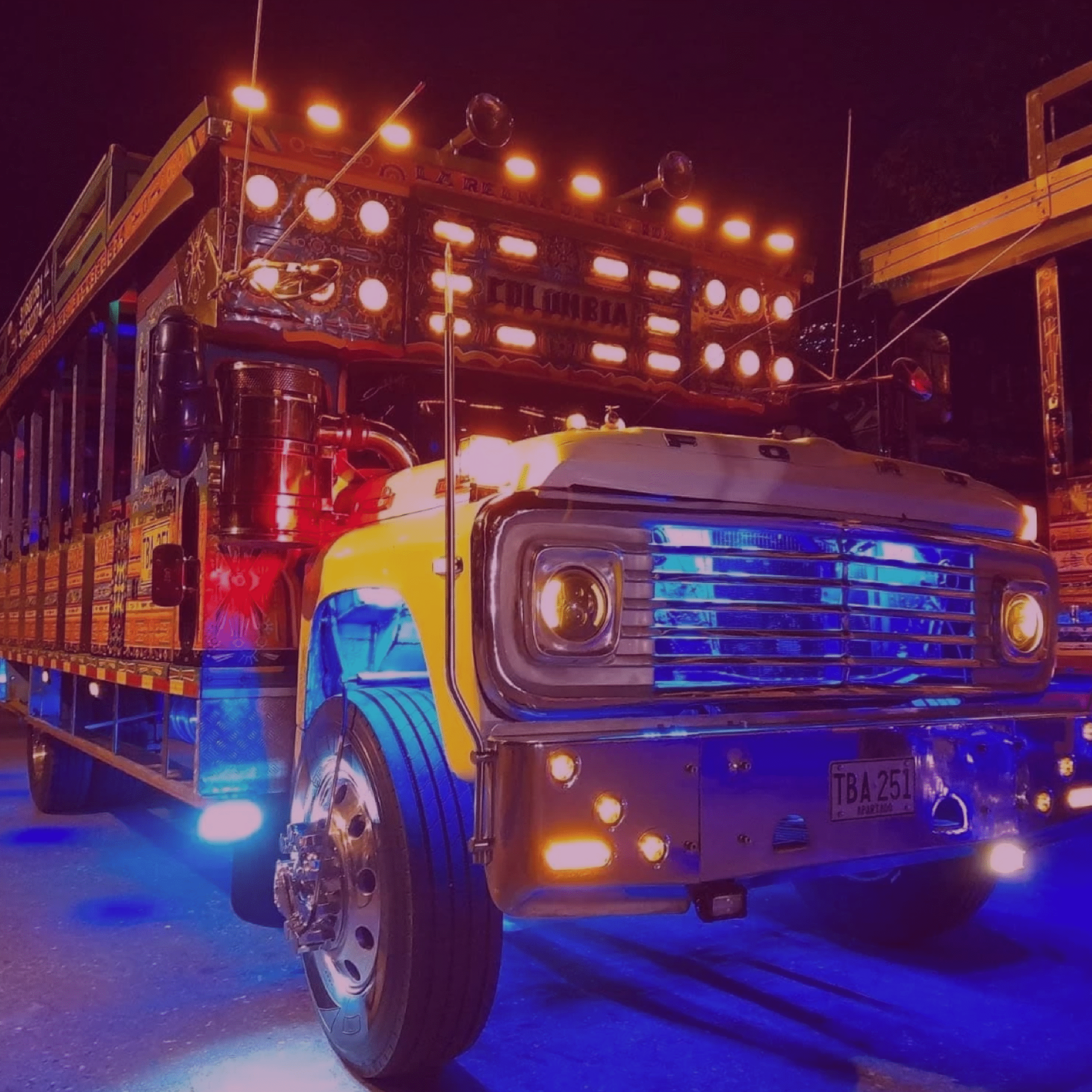 Un bus colorido convertido en fiesta rodante: música a todo volumen, luces, baile y paradas en miradores.