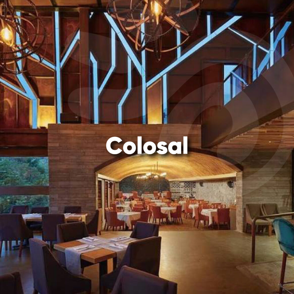 Restaurante Colosal Medellín con vista al valle.