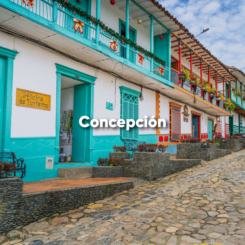 Pueblo colonial de Concepción en Antioquia con calles empedradas y balcones de colores.