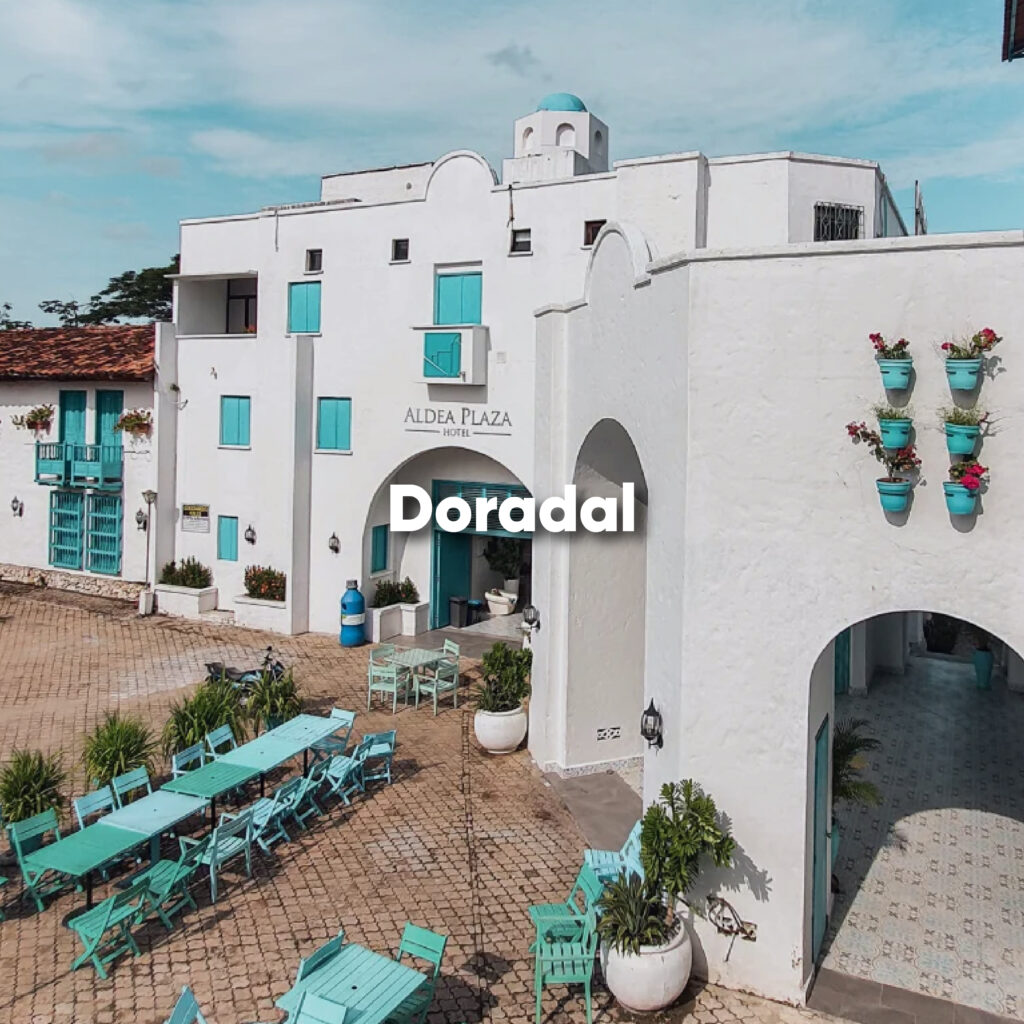 Pueblo Blanco y entorno de la Hacienda Nápoles en Doradal, Antioquia.