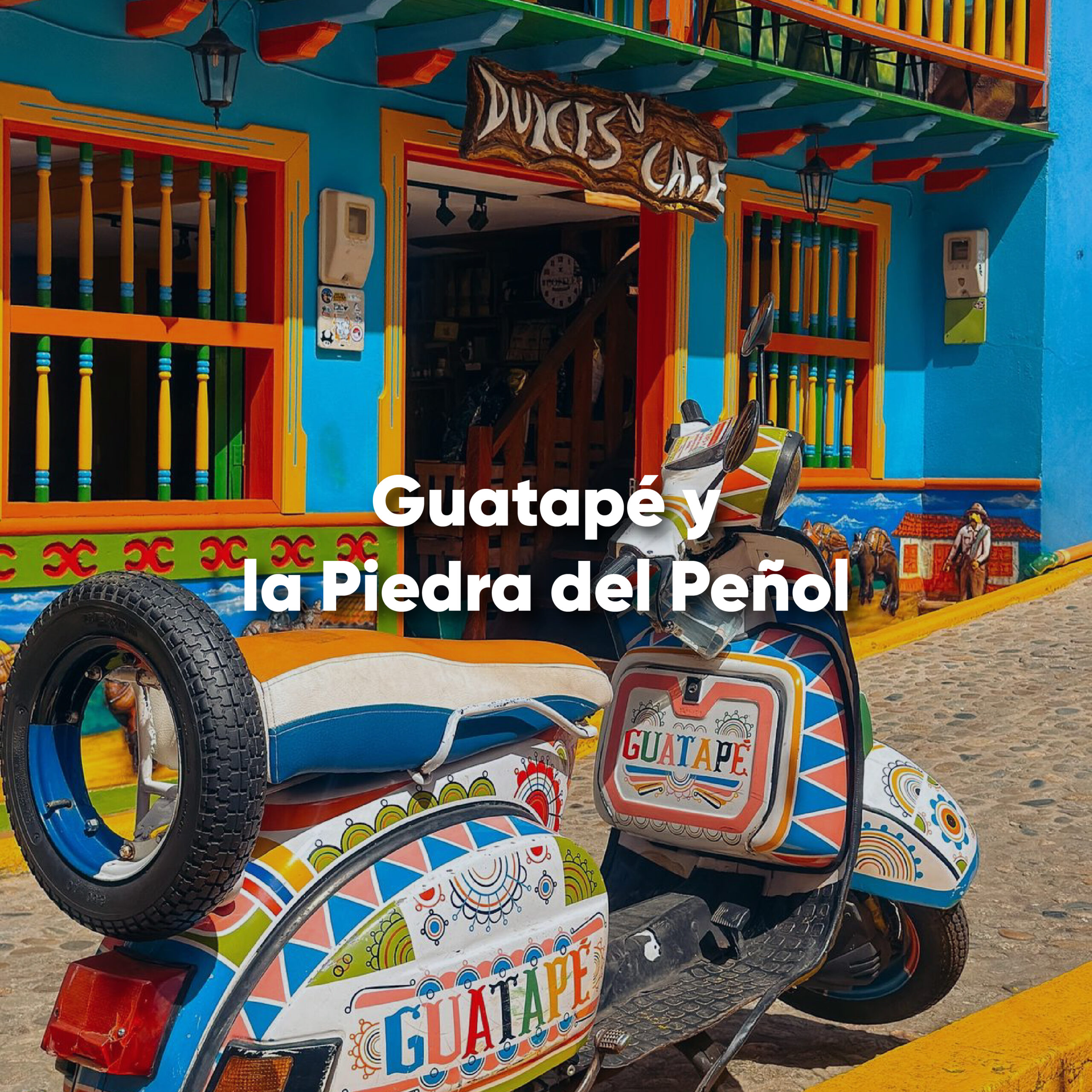 Pueblo de Guatapé con zócalos de colores y la Piedra del Peñol en Antioquia.