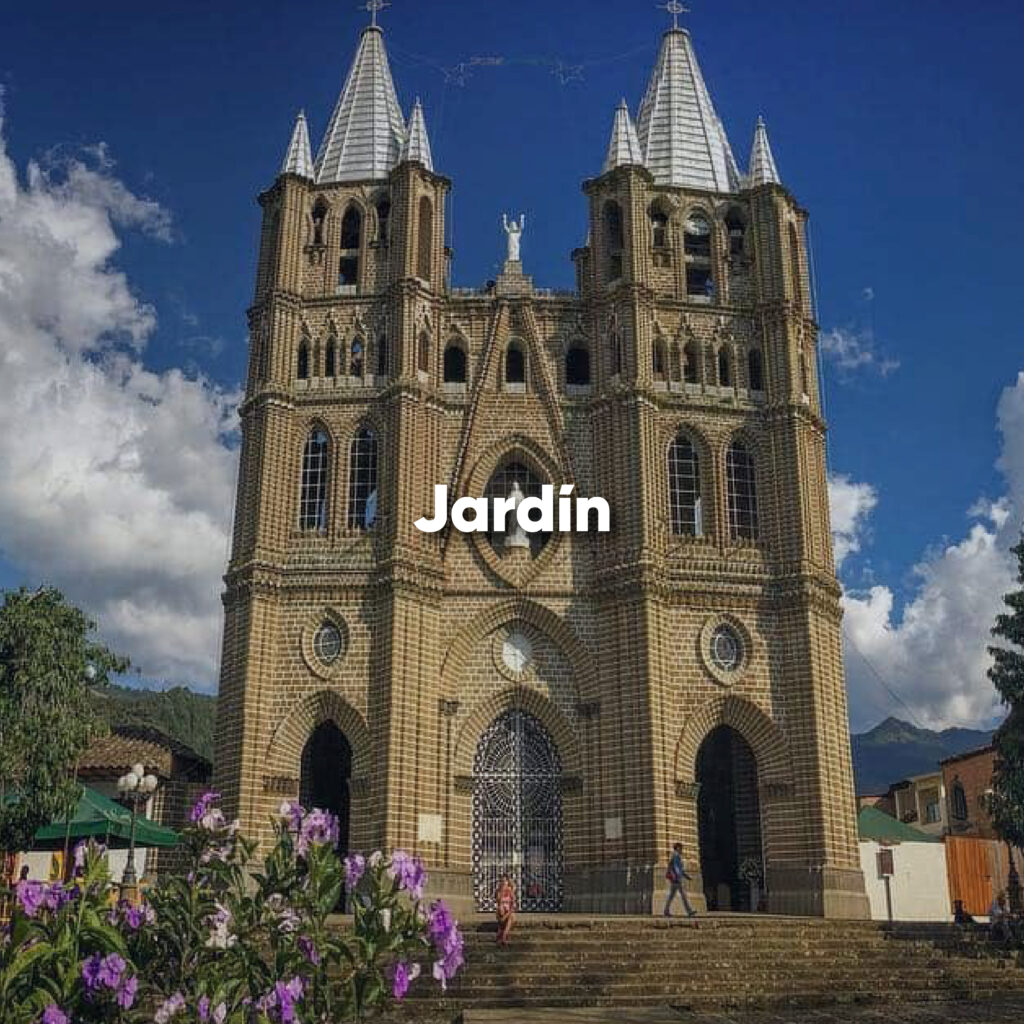 Parque principal y casas coloridas del pueblo cafetero de Jardín en Antioquia.