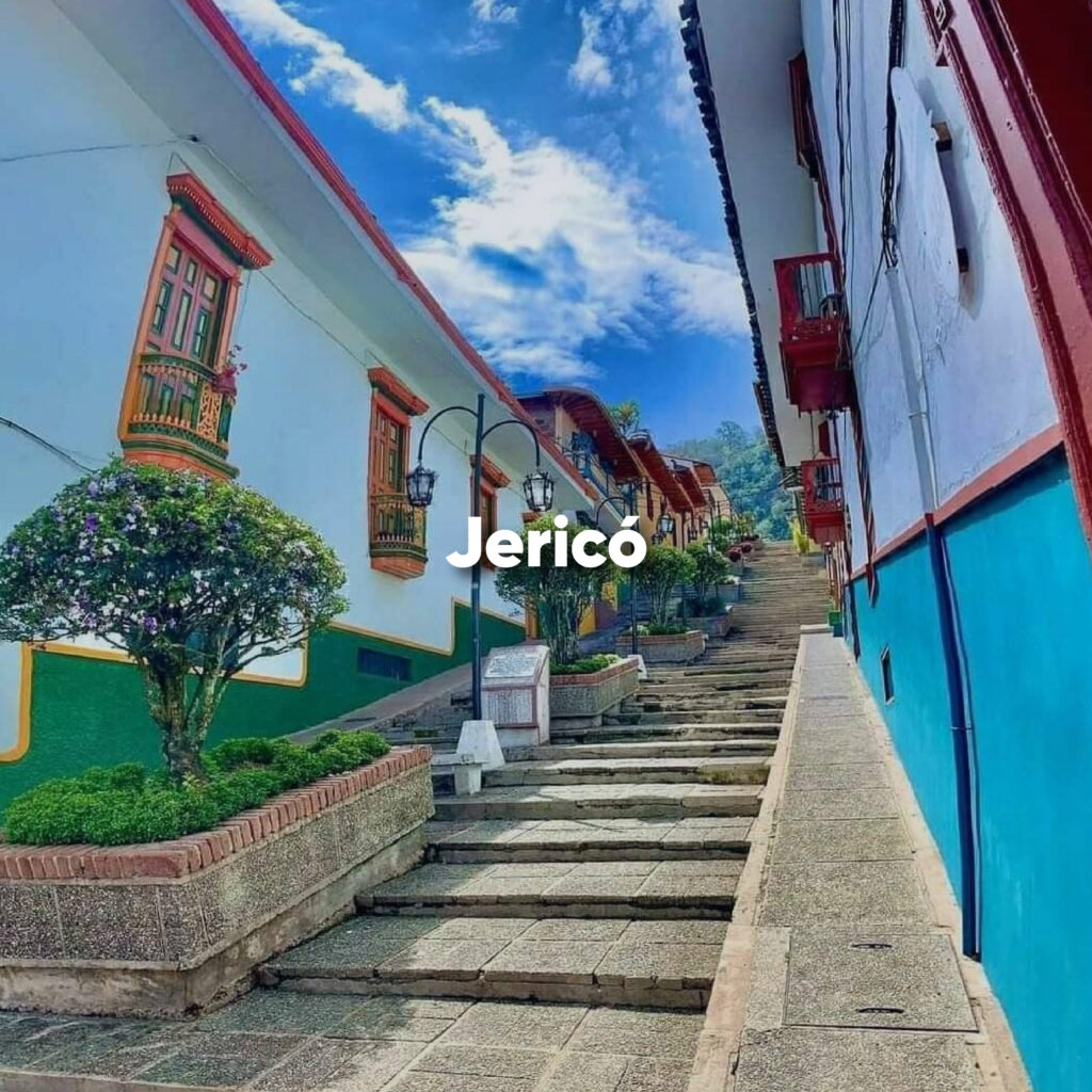 Jericó en Antioquia con casas tradicionales y montañas de fondo.