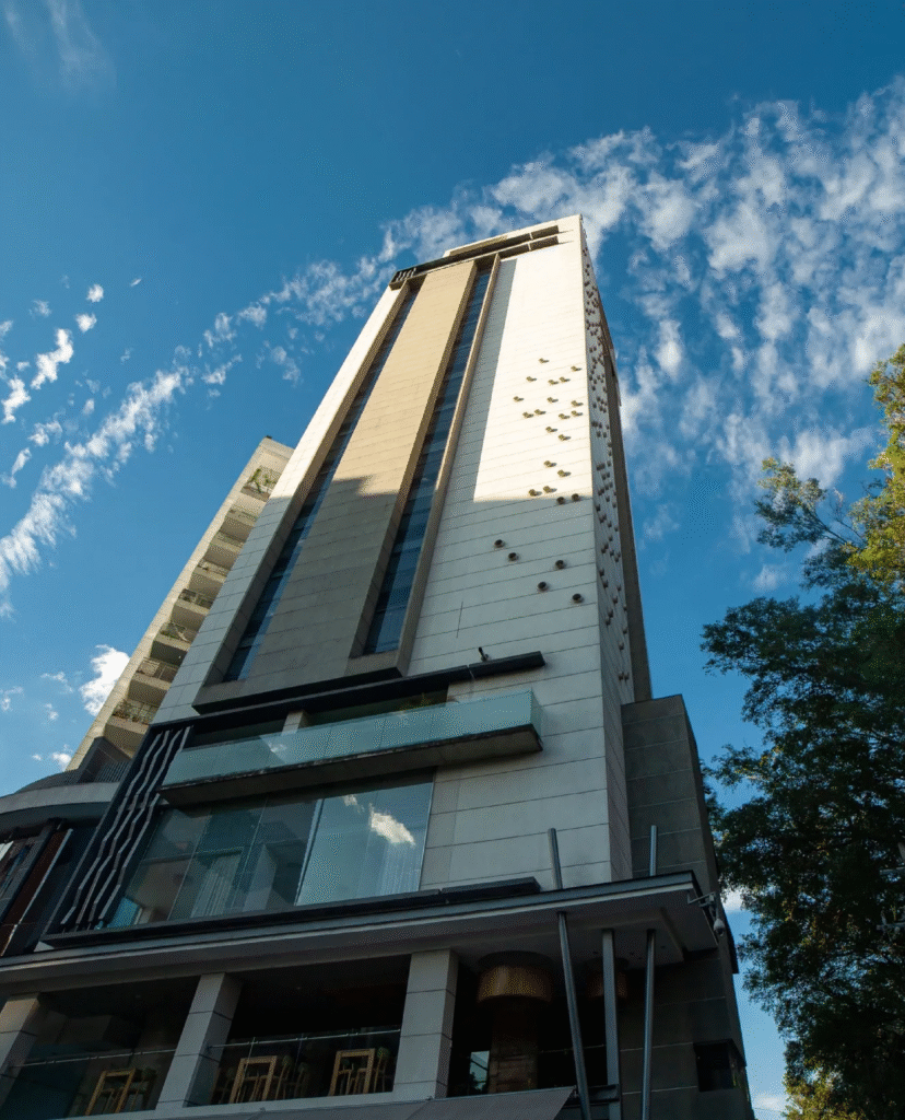 Hoteles en Laureles Medellín, zona residencial con ambiente local, cafés y vida tranquila.