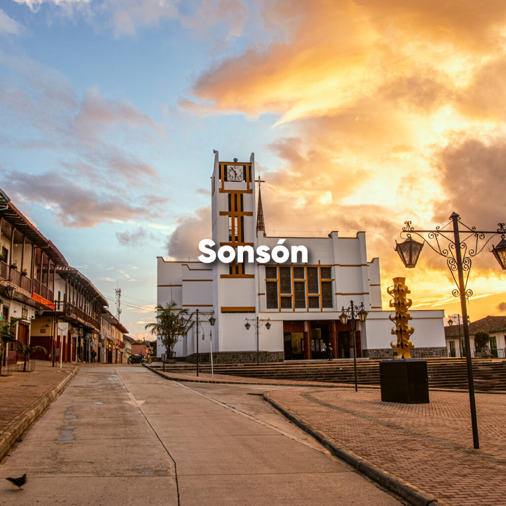 Sonsón en Antioquia con arquitectura patrimonial y miradores de montaña.