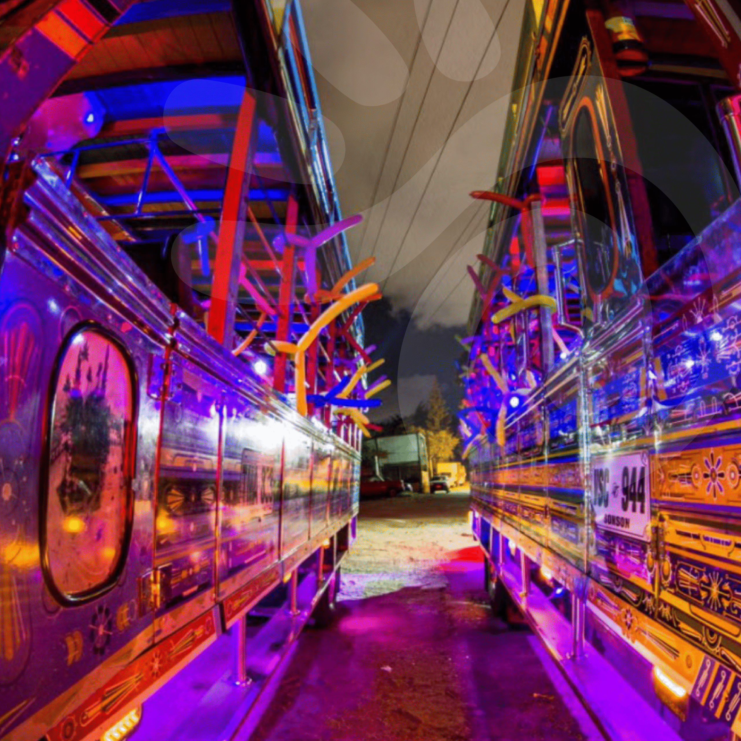 Chiva rumbera, recorrido nocturno con música, luces y ambiente festivo 